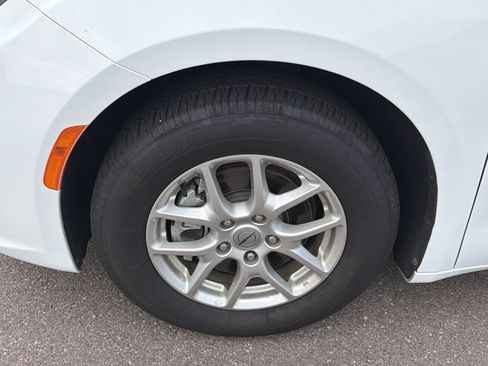 Used 2024 Chrysler Pacifica Touring-L FWD image 15