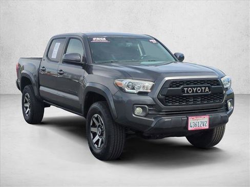 Used 2017 Toyota Tacoma SR5 w/ Tow Package image 3