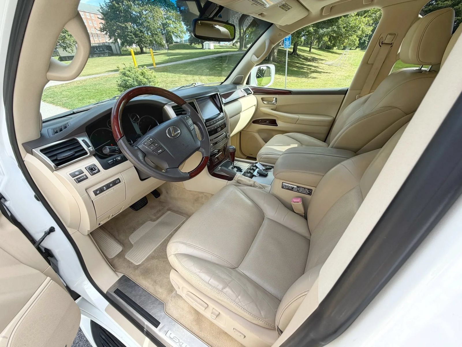 Used 2013 Lexus LX 570 4WD w/ Luxury Pkg image 78