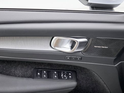 Certified 2024 Volvo XC40 B5 Plus w/ Protection Package Premier image 12