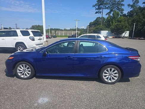 Used 2018 Toyota Camry LE FWD image 8