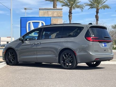 Used 2023 Chrysler Pacifica Touring-L w/ Uconnect Theater Family Group image 6