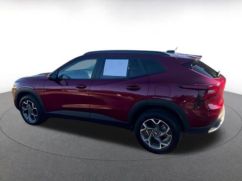 Used 2025 Chevrolet Trax LT w/ LT Convenience Package image 9