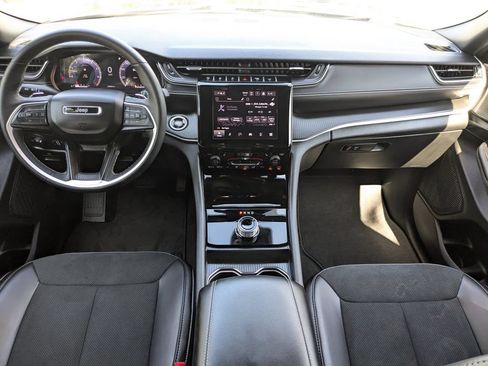 Used 2025 Jeep Grand Cherokee Altitude AWD/4WD image 14