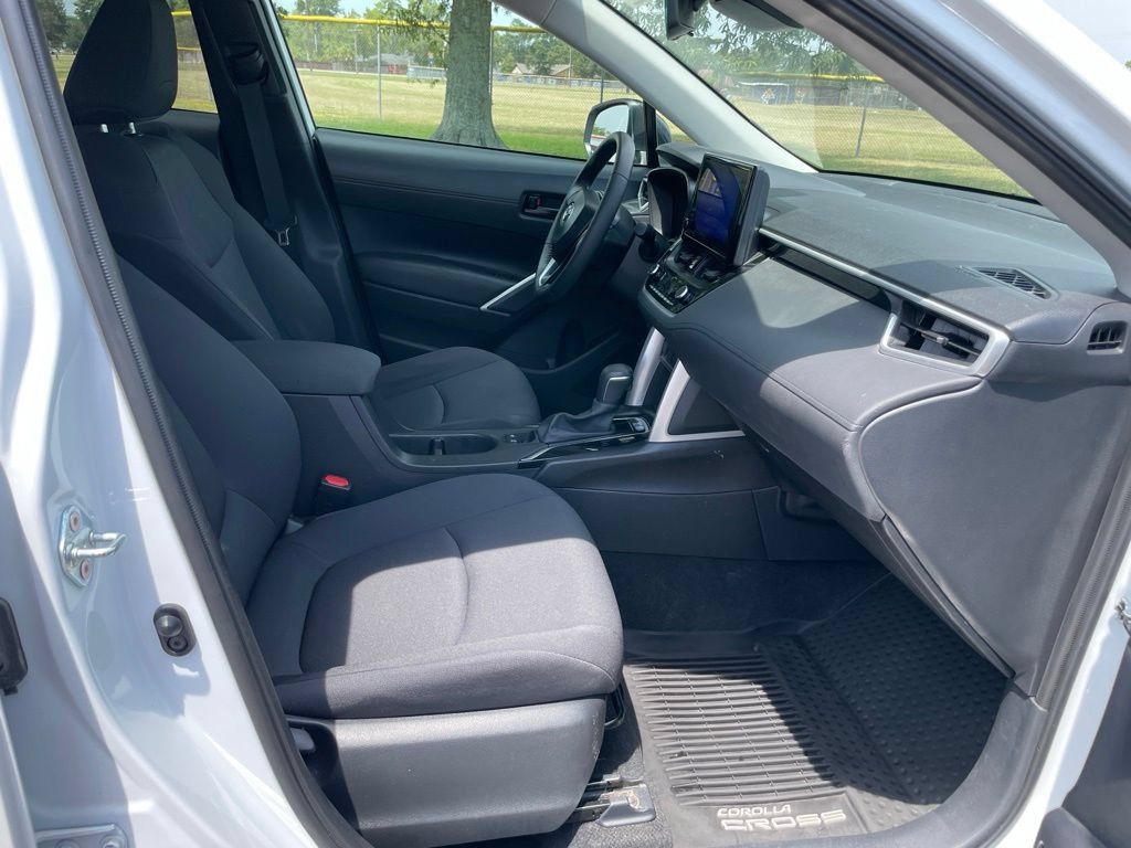 Used 2025 Toyota Corolla Cross LE w/ Moonroof Package FWD image 16