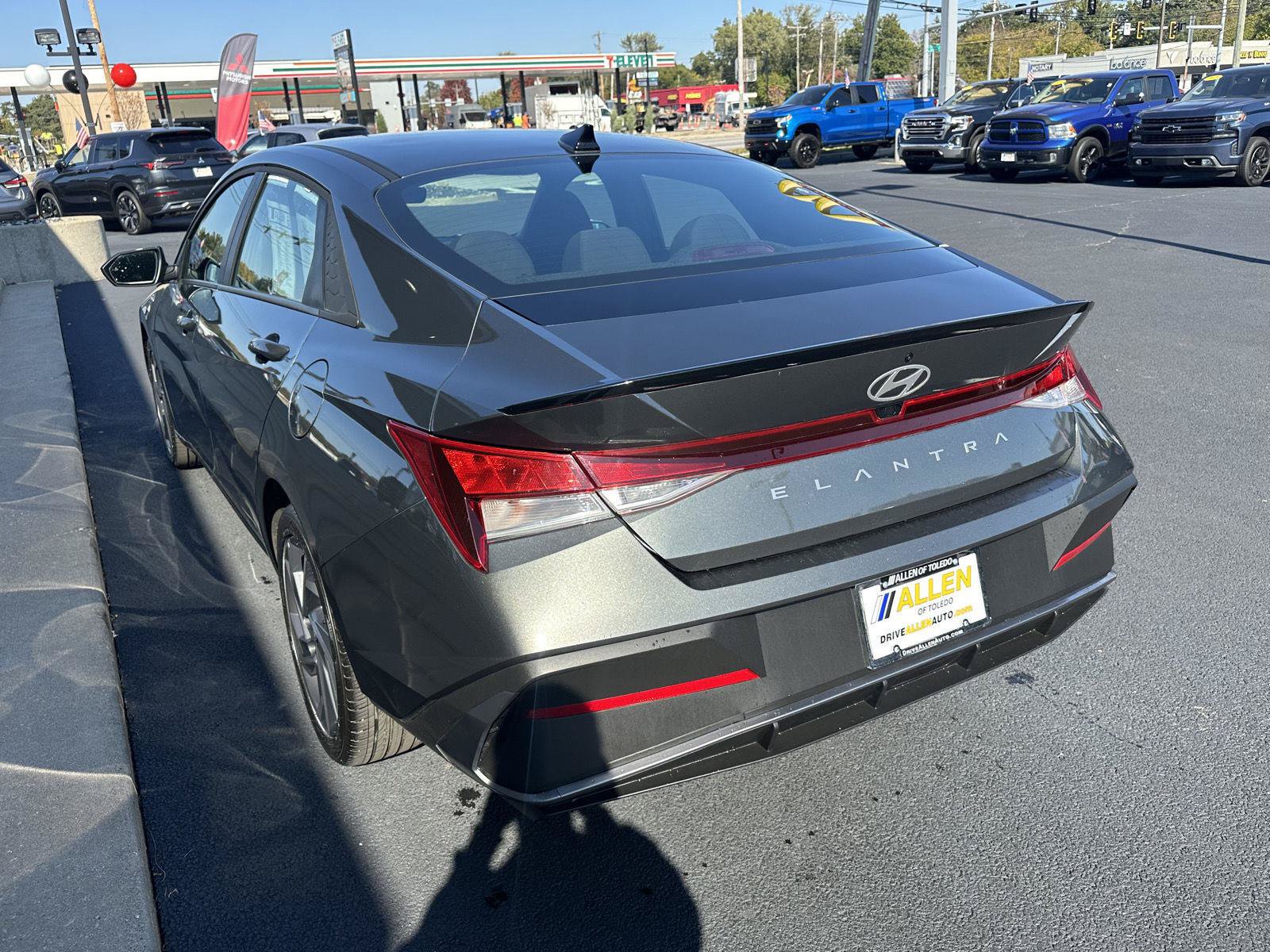 Used 2025 Hyundai Elantra Sport FWD image 9