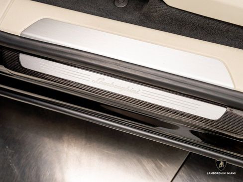 Used 2022 Lamborghini Urus image 21