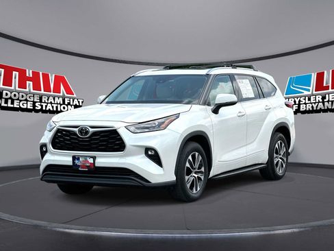 Used 2021 Toyota Highlander XLE FWD image 1