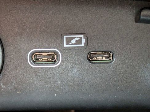 Used 2023 Volvo XC40 Recharge Core image 28