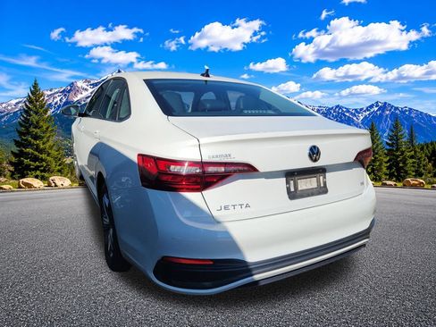 Used 2023 Volkswagen Jetta SE FWD image 4