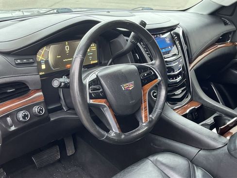 Used 2015 Cadillac Escalade Luxury image 2