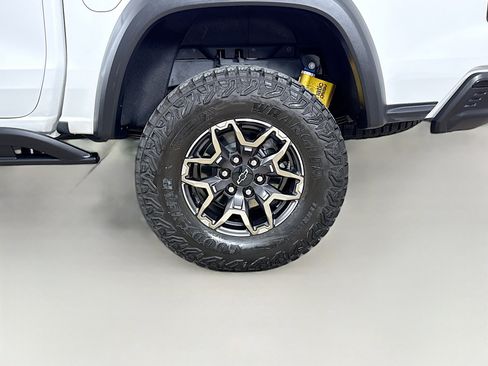 Used 2024 Chevrolet Colorado ZR2 w/ Technology Package AWD/4WD image 32