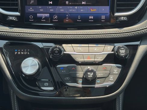 Used 2025 Chrysler Pacifica Limited FWD image 11