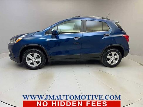Used 2019 Chevrolet Trax LT w/ LT Convenience Package image 2