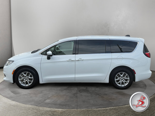 Used 2022 Chrysler Voyager LX FWD image 4