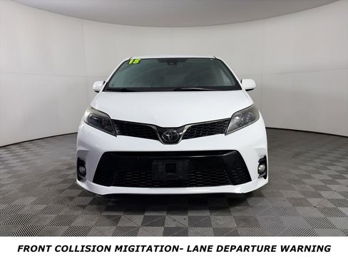 Used 2018 Toyota Sienna SE image 2