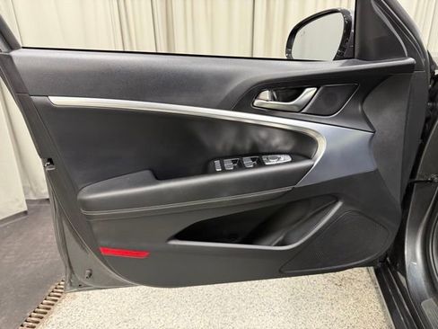 Used 2021 Genesis G70 2.0T image 18