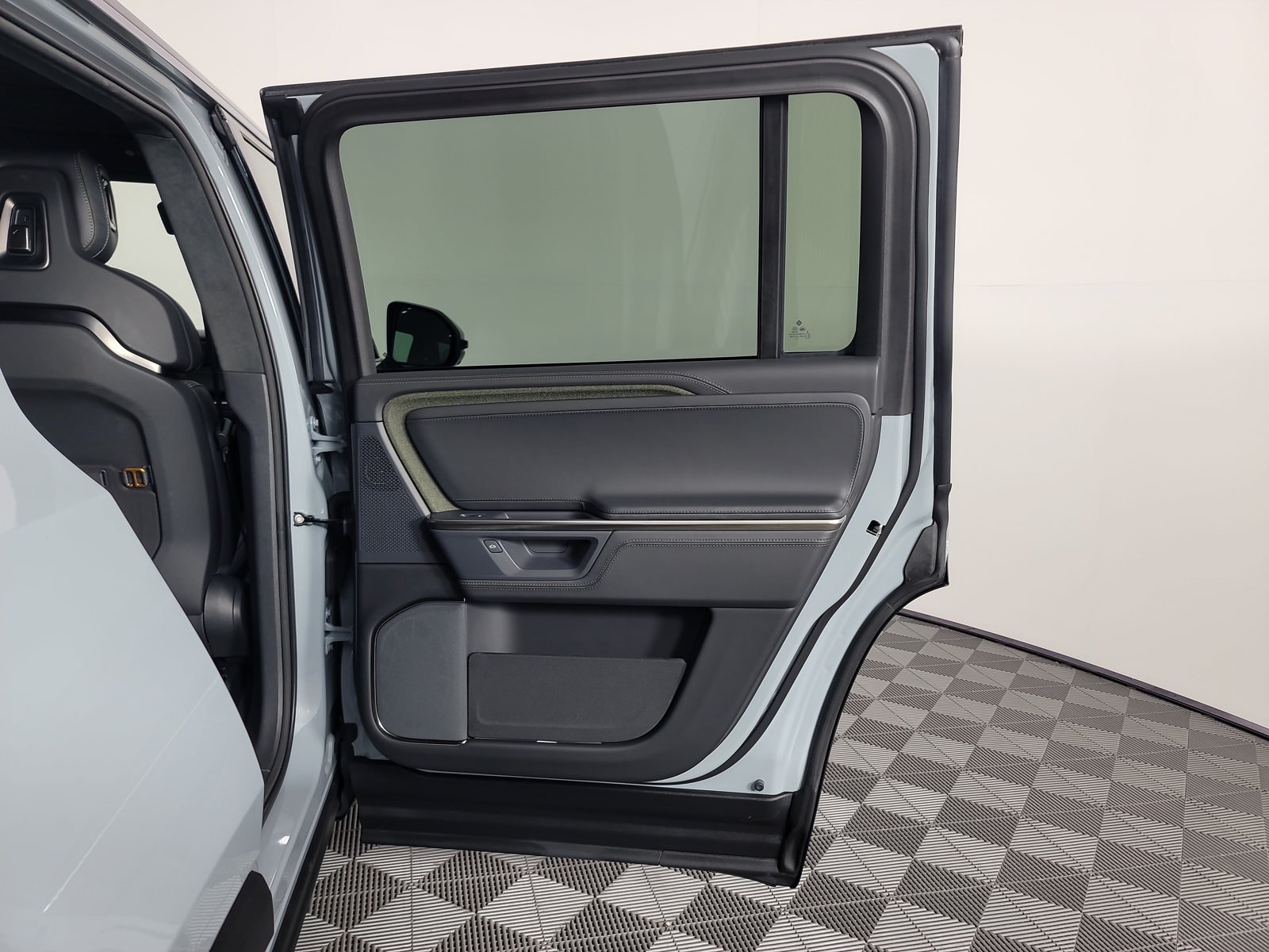 Used 2025 Rivian R1S Adventure Dual AWD/4WD image 19