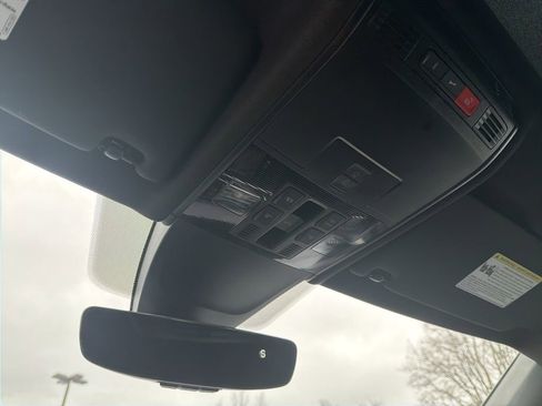 Used 2023 Volkswagen Tiguan SE R-Line image 32