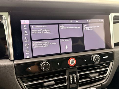 Used 2025 Porsche Macan image 24