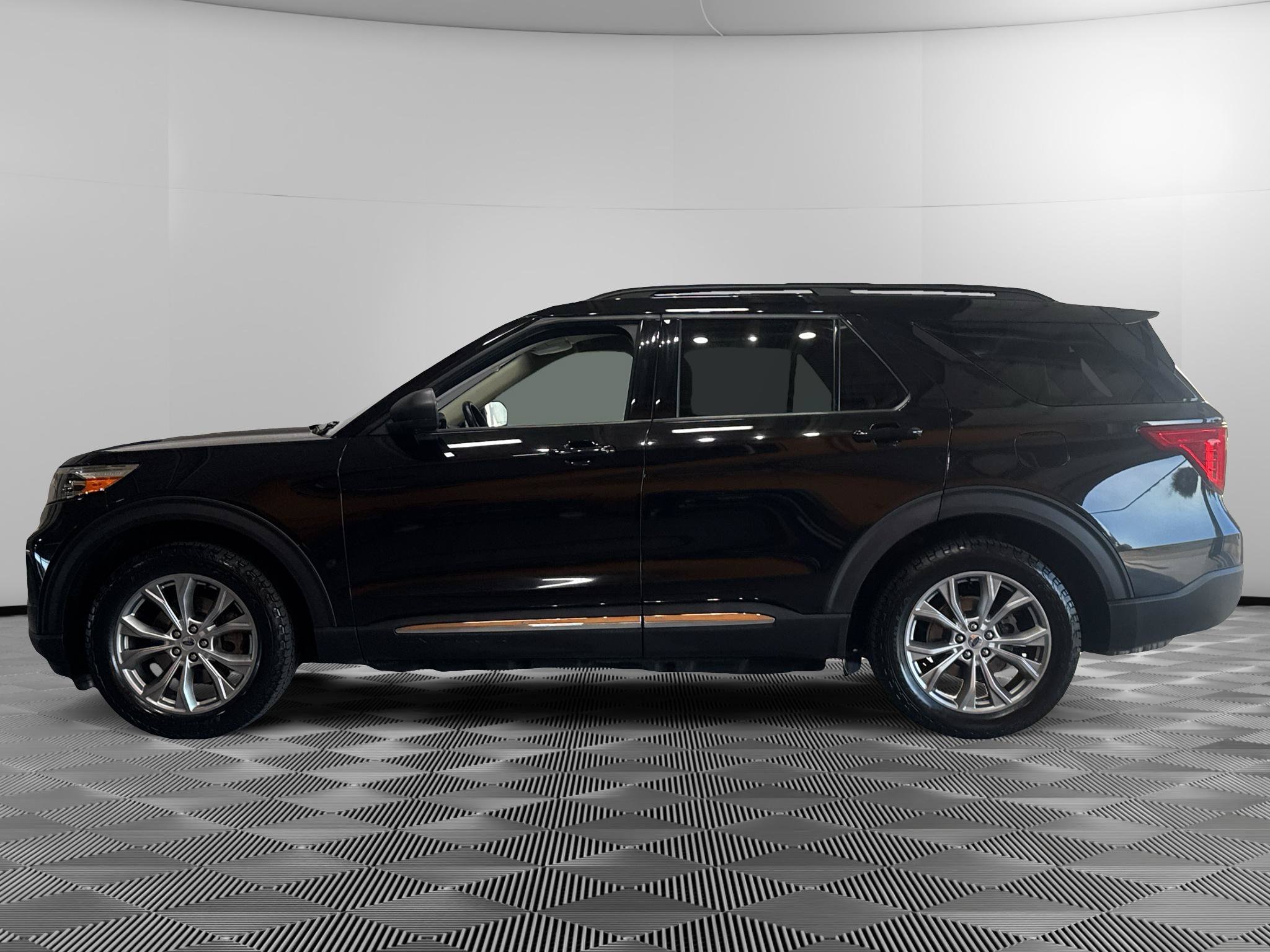 Used 2020 Ford Explorer XLT w/ Equipment Group 202A AWD/4WD image 2