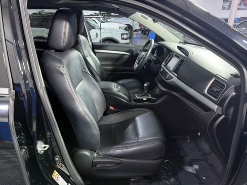 Used 2016 Toyota Highlander XLE AWD/4WD image 25