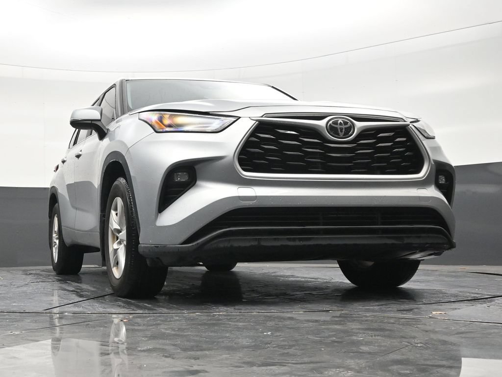 Used 2024 Toyota Highlander LE FWD image 25