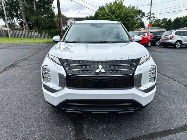 Used 2022 Mitsubishi Outlander ES AWD/4WD image 2