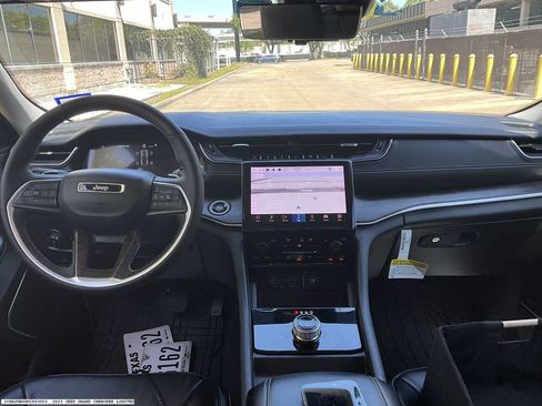 Used 2023 Jeep Grand Cherokee Limited w/ Luxury Tech Group II image 10