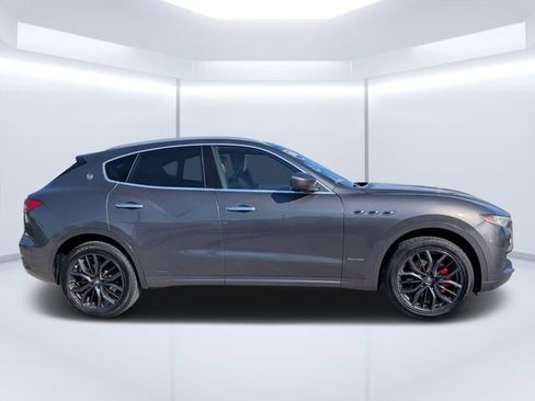 Used 2018 Maserati Levante GranLusso AWD/4WD image 2