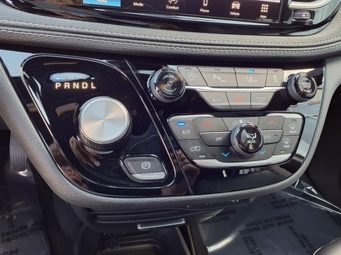 New 2025 Chrysler Pacifica Select image 12