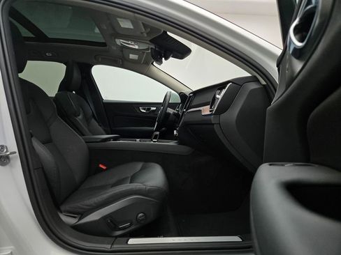 Used 2025 Volvo V60 B5 Cross Country Plus image 32