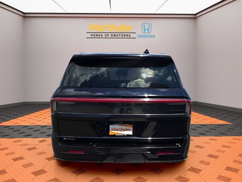 Used 2025 Lincoln Navigator Reserve AWD/4WD image 4