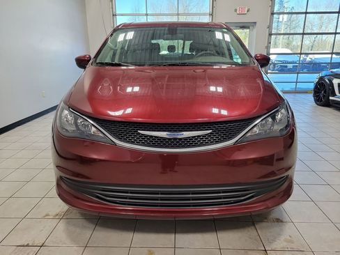 Used 2018 Chrysler Pacifica LX image 2