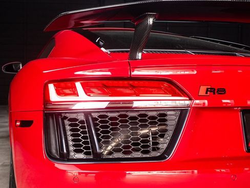 Used 2017 Audi R8 V10 w/ Carbon Exterior Package AWD/4WD image 34