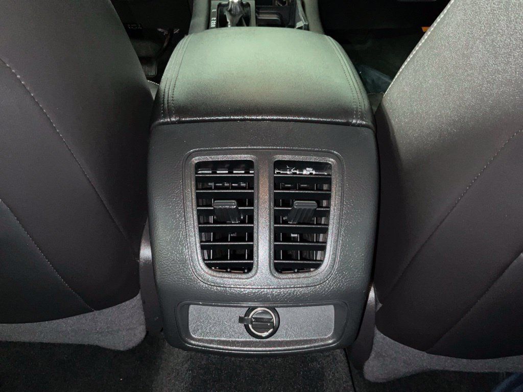 Used 2015 Ford Taurus SEL w/ Equipment Group 201A FWD image 17