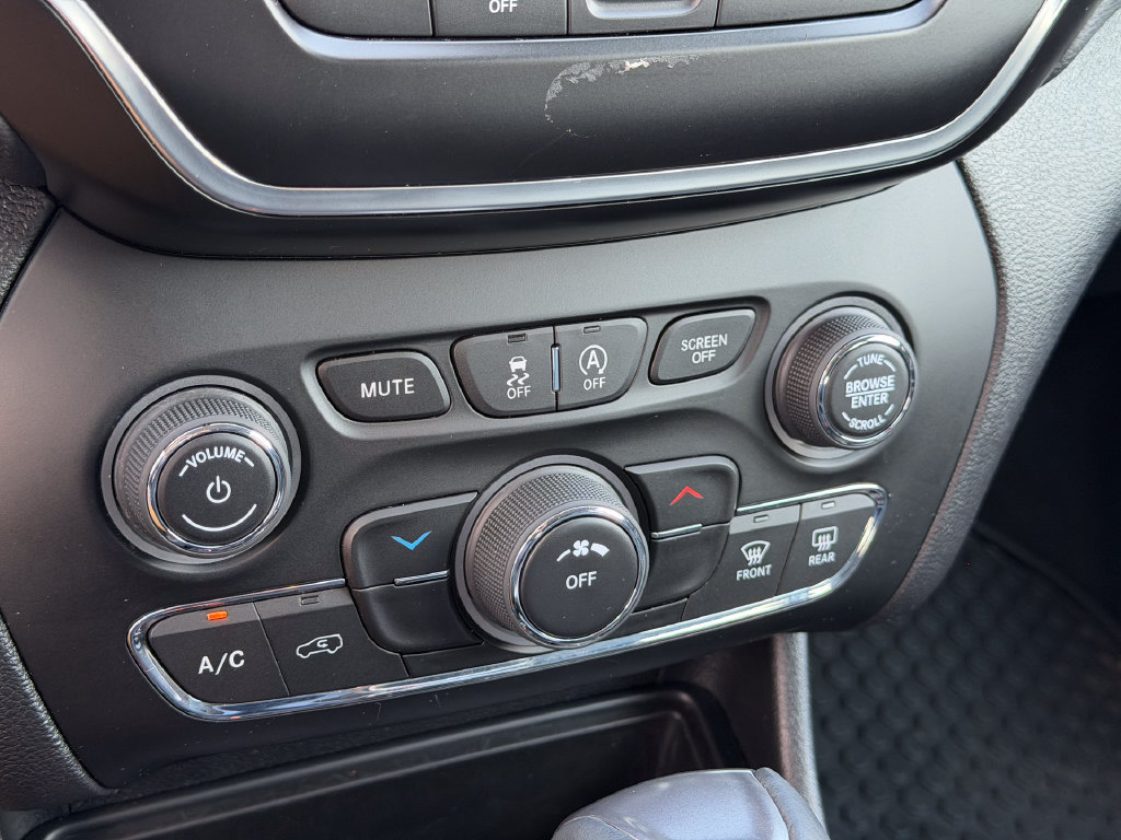 Used 2020 Jeep Cherokee Latitude Plus w/ Cold Weather Group AWD/4WD image 28
