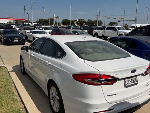 Used 2019 Ford Fusion SE FWD image 3