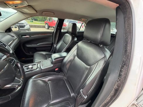 Used 2019 Chrysler 300 Limited RWD image 18