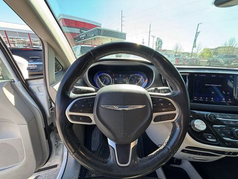 Used 2020 Chrysler Pacifica Touring-L Plus FWD image 10
