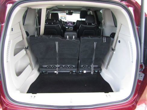 Used 2023 Chrysler Pacifica Limited image 35