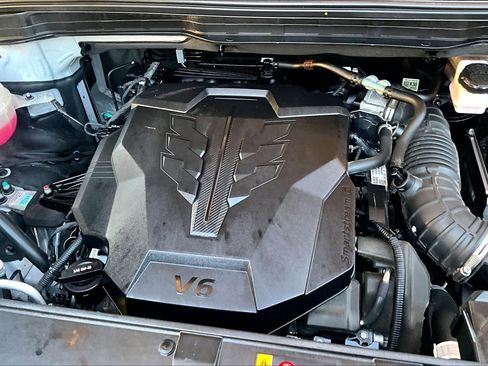 Used 2024 Kia Carnival EX image 32