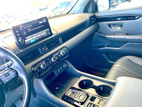 Used 2025 Honda Pilot TrailSport image 41