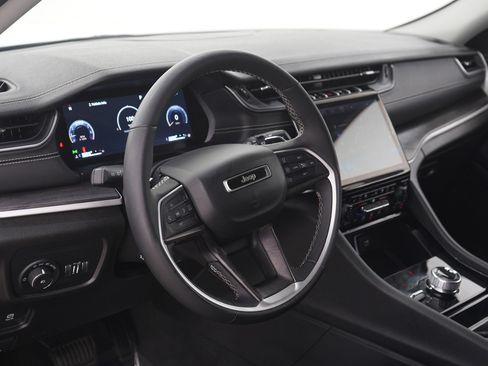 Used 2023 Jeep Grand Cherokee Limited w/ Luxury Tech Group II image 24