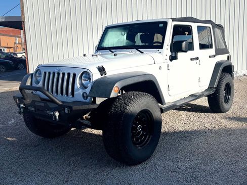 Used 2016 Jeep Wrangler Unlimited Sahara image 11