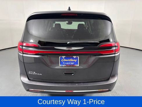 Used 2023 Chrysler Pacifica Touring-L FWD image 9