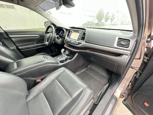 Used 2017 Toyota Highlander Limited AWD/4WD image 29