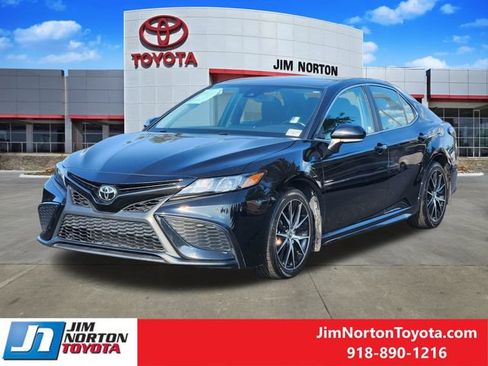 Used 2023 Toyota Camry SE FWD image 3