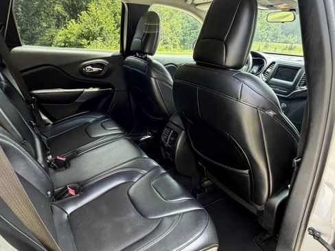 Used 2019 Jeep Cherokee Latitude Plus AWD/4WD image 16