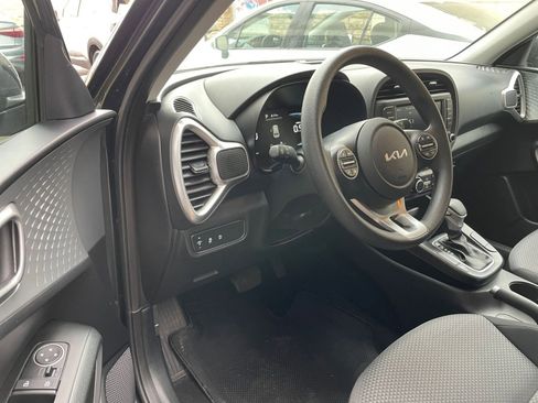 Used 2025 Kia Soul LX w/ LX Technology Package image 32